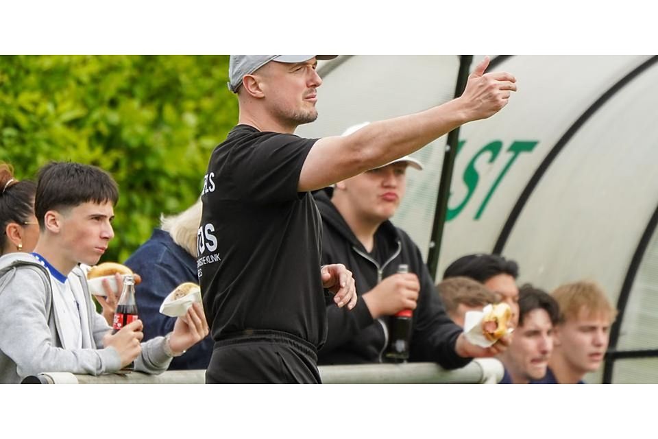 Macht mit seinem Trainerteam aus dem FSV Braunfels eine Meistermannschaft, steht beim Triumph in der Fußball-Kreisoberliga am Ende aber nicht mehr selbst an der Seitenlinie: Chefcoach Frederik Sczepan, der sein Amt vor der Partie gegen den SSV Frohnhausen Anfang Mai zur Verfügung stellt hat. © Isabel Althof Macht mit seinem Trainerteam aus dem FSV Braunfels eine Meistermannschaft, steht beim Triumph in der Fußball-Kreisoberliga am Ende aber nicht mehr selbst an der Seitenlinie: Chefcoach Frederik Sczepan, der sein Amt vor der Partie gegen den SSV Frohnhausen Anfang Mai zur Verfügung stellt hat. © Isabel Althof
