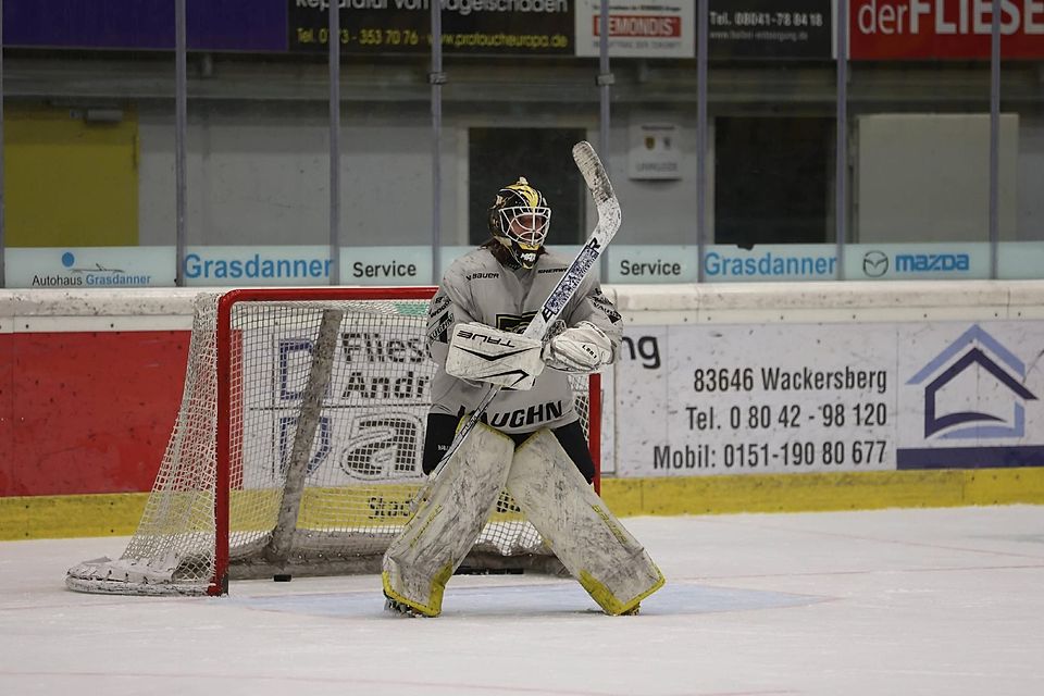 Der dritte 1860-Torhüter Julius Schmid im Eishockeytor.