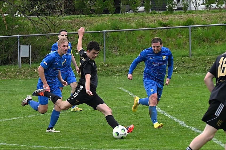 Winterbachs Efe Görlek (schwarzes Trikot) zieht ab, der Treffer blieb ihm aber verwehrt.	Foto: Jochen Werner