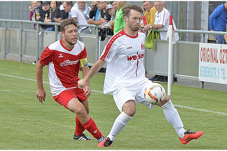 Stark am Ball: Der Jettinger Markus Sluka (rechts) behält gegen den Thannhauser Michael Kolland die Übersicht.  Foto: Ernst Mayer