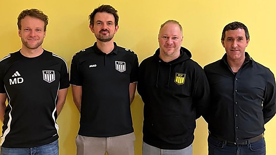 Die Verantwortlichen des FCF mit von links stellvertretendem Spartenleiter Martin Dehling, Abteilungsleiter Waldemar Welsch und ersten Vorsitzenden Alfred Negel freuen sich über die Vertragsverlängerung mit Dominik Dontschenko (Zweiter von rechts).