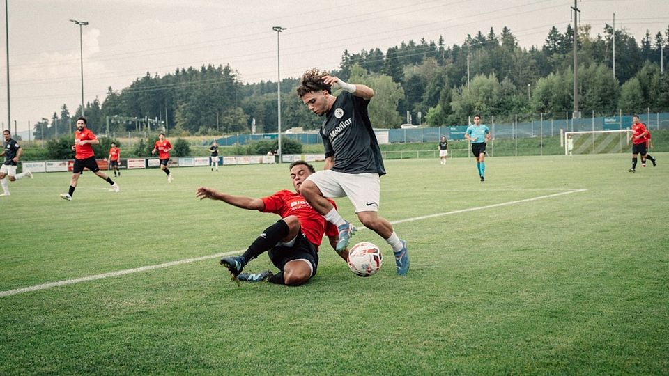 Trafen im ersten Meisterschaftsspiel aufeinander: Seefeld (schwarz) und Aufsteiger Seuzach (rot). Beide Teams können zufrieden sein mit ihrer Vorrunde.