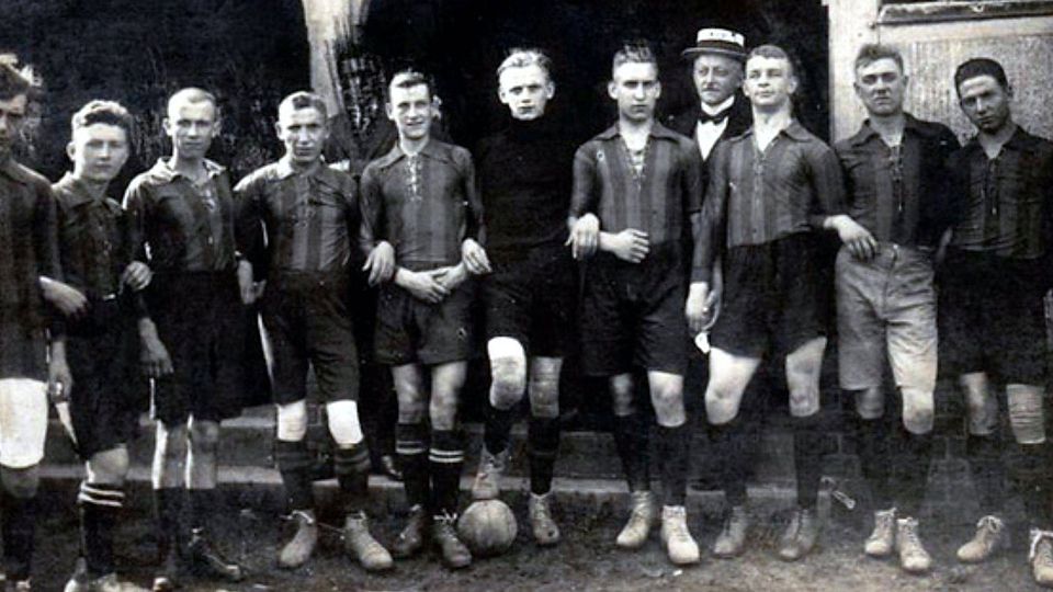 Mit die­ser Fuß­ball­mann­schaft star­te­te 1919 der da­ma­li­ge Wil­li­cher „Ver­ein für Ra­sen­sport" mit ei­nem 6:0-Sieg ge­gen „Athen St. Tö­nis".    