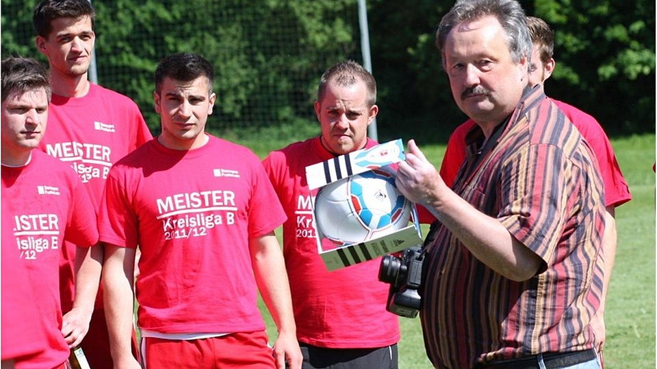 Kreisfußballwart Peter Bauschmann hier bei der Übergabe der "Meisterschale" an den B-Liga  Meister FSV Freienhagen/Netze gab am Wochenende die Einteilung der Waldecker Fußballigen bekannt.