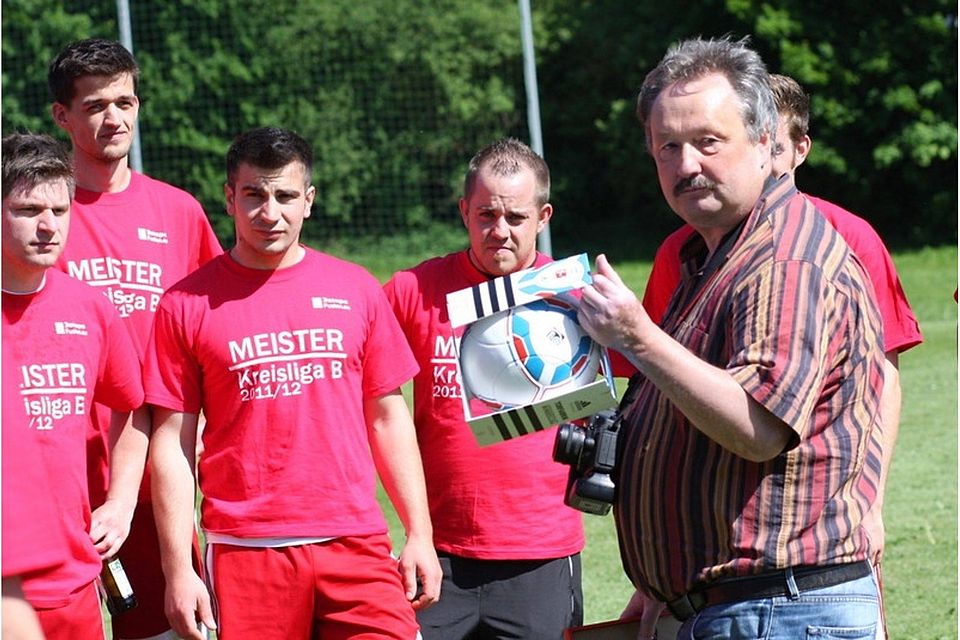 Kreisfußballwart Peter Bauschmann hier bei der Übergabe der "Meisterschale" an den B-Liga  Meister FSV Freienhagen/Netze gab am Wochenende die Einteilung der Waldecker Fußballigen bekannt.