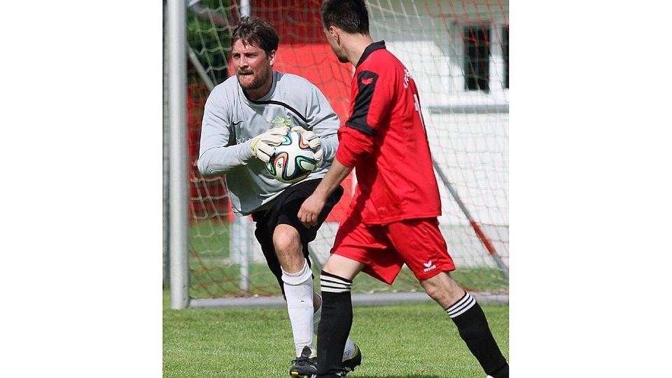 Sieht Rot: Müllroses Torwart Stefan Ammer (links) muss wegen einer Notbremse vorzeitig vom Platz  ©FOTO Michael Benk