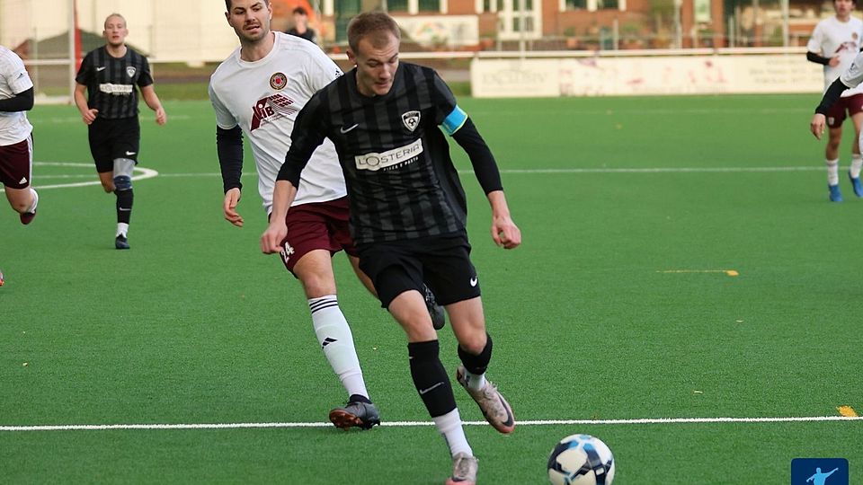 Spitzenreiter in der Liga und Spitzenreiter in der Torjägerwertung - Luke Bungart (r.) von Erft 01 Euskirchen