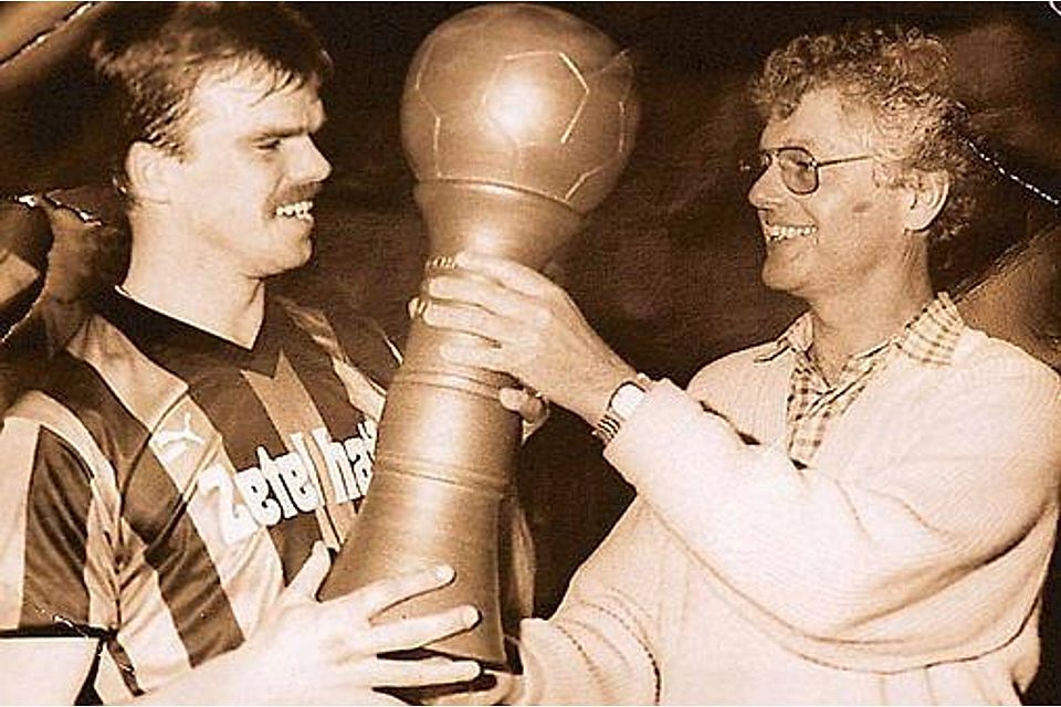 Erste Siegerehrung beim Klinker-Cup: 1987 überreichte Wilhelm Röben die große, aus Ton gefertigte Trophäe dem Kapitän des gastgebenden FC Zetel ?Rollo? Rolfs . Archiv