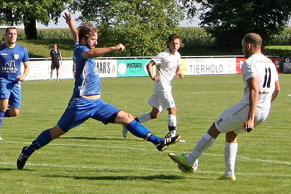 Thomas Rupprecht (blaues Trikot) und seine Kollegen von der SpVgg Langerringen haben im Spitzenspiel gegen den FC Königsbrunn die Chance, sich an die Spitze zu setzen.