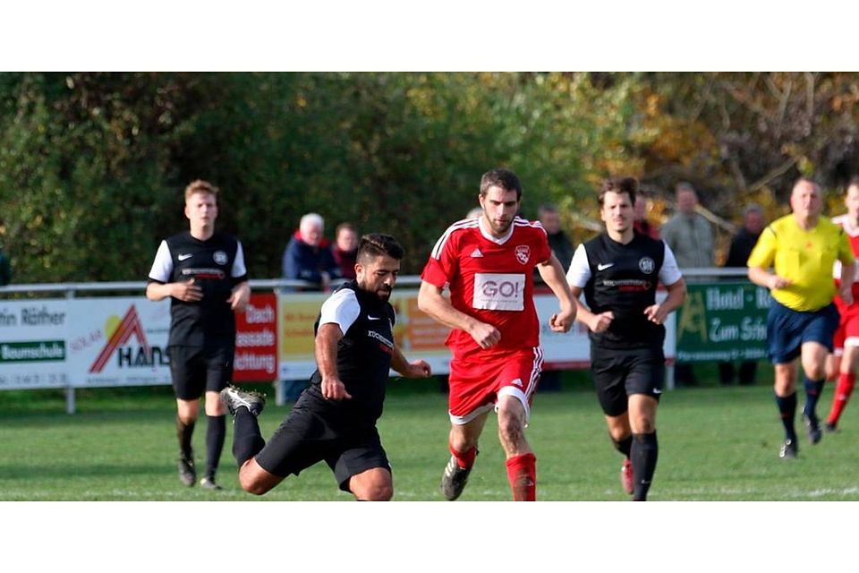 Nichts ging bei der SGAES im Duell mit Burkhardsfelden. Hier kommt Gästeakteur Suat Oecalan vor Julian Kraft an den Ball. Foto: L. Raab 
