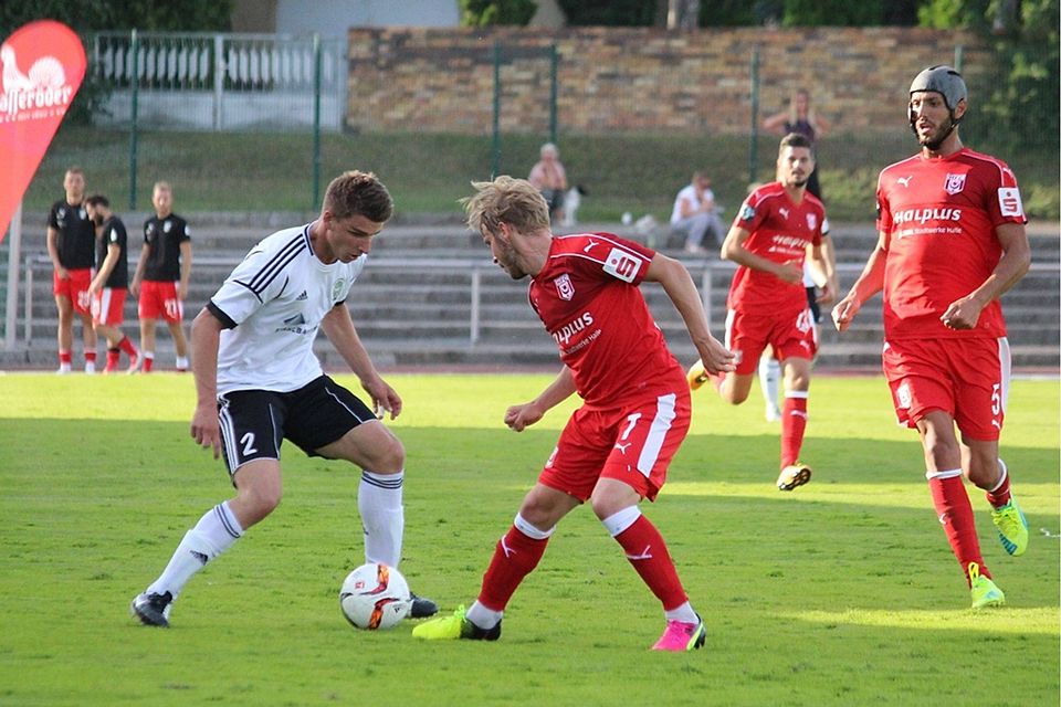 Moritz Alicke (weiß) trifft in seinem ersten Spiel für Union Sandersdorf zum Siegtor gegen Drittbundesligist Hallescher FC (FOTO: Holger Bär)