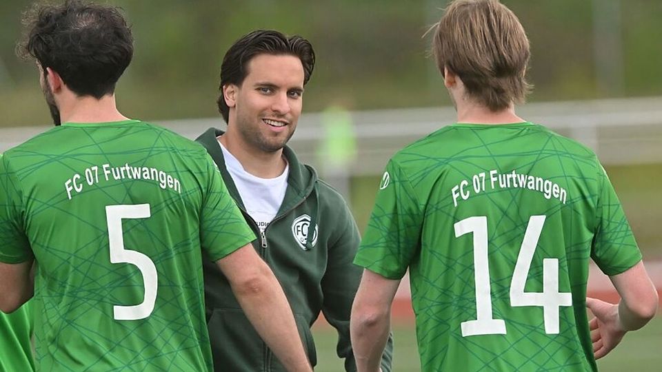 Wenn es sein muss, dann spielt Furtwangens Trainer Pietro Morreale (Mitte) auch mit. Gegen den TSV Aach-Linz gelang ihm nun sogar das wichtige 2:2. 