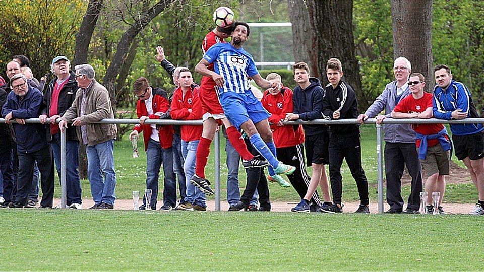Auch die Fans aus Langenlonseim bestaunen das Kopfballspiel von  SGEler Mohamed Morchid.	Foto: Luge