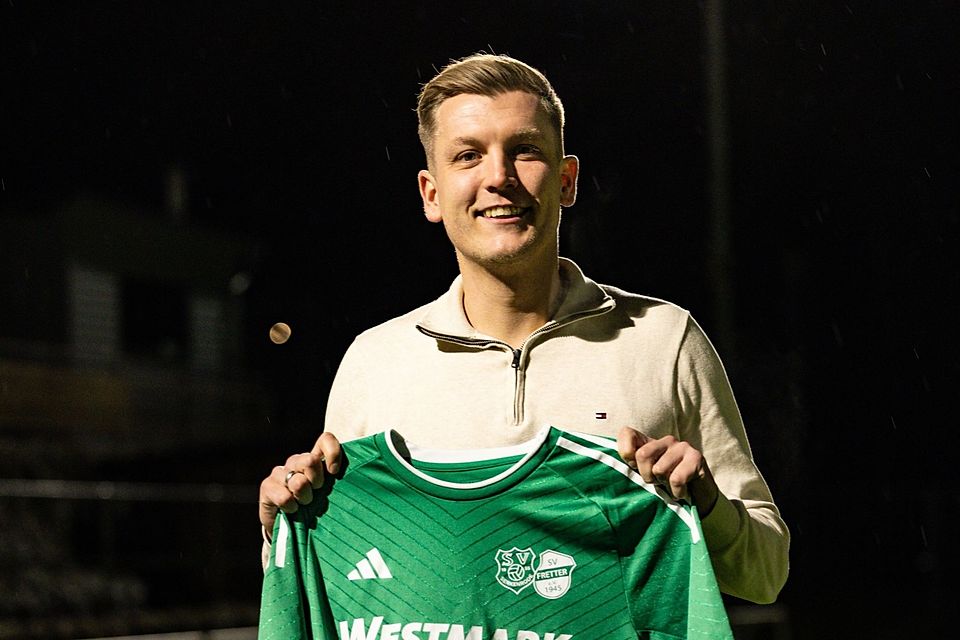 Ungewohnt: Christopher Hennes trägt bald das Trikot eines Bezirksligisten. Ungewohnt: Christopher Hennes trägt bald das Trikot eines Bezirksligisten.