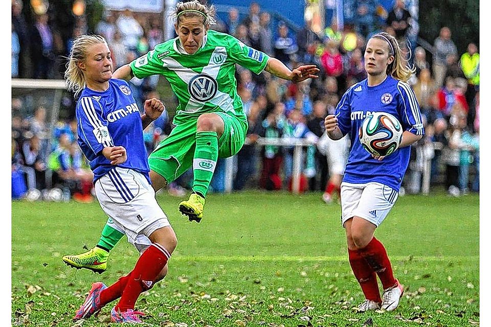 Die talentierte  Maj Sandmann   (li., hier gegen  Wolfsburgs Anna Blässe) kam auch schon in der 2. Frauen-Bundesliga zum Einsatz. Foto: ism