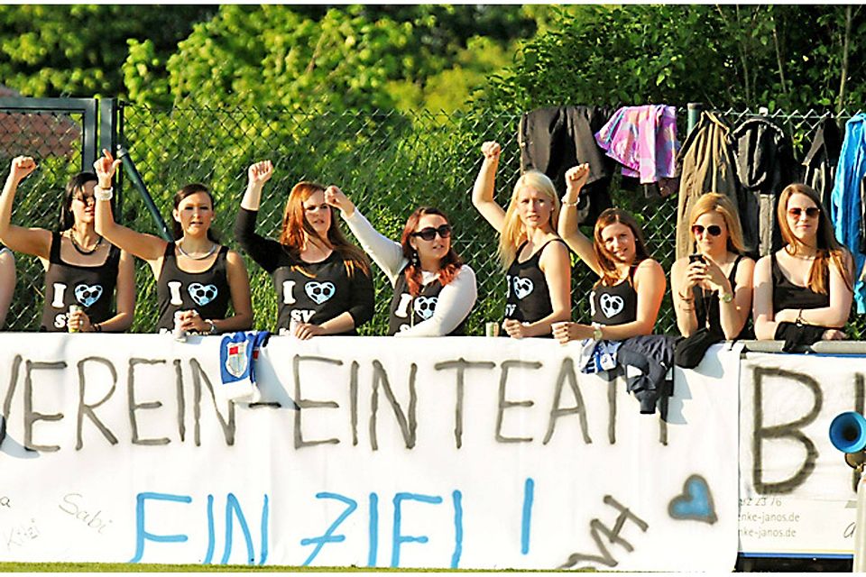 Das Ziel »Wiederaufstieg« hat der SV Holzheim auch dank der Unterstützung seiner weiblichen Fans geschafft. In der Kreisliga geht es nun erst einmal um den Klassenerhalt - und natürlich auch gegen die lokale Konkurrenz.  Foto: Brugger