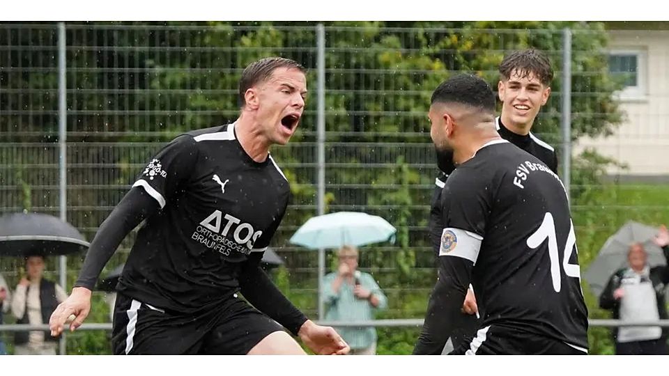 Lukas Brück (l.), Hüseyin Besun und im Hintergrund Emilio Santamaria Gross vom FSV Braunfels jubeln über das 1:0, bringen die Führung in der Fußball-Kreisoberliga West gegen den TSV Bicken aber nicht ins Ziel. © Isabel Althof