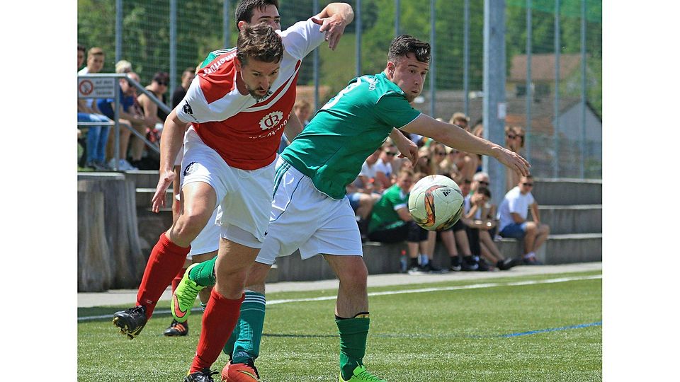 Steffen Zeisel (links) vom TSV Günterfürst II wird vom Lützelbacher Alexander Grünewald attackiert. Foto: Herbert Krämer