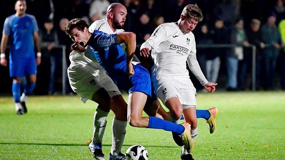 Keinen Zentimeter verschenken – diese Devise gilt im Derby zwischen der TSG Bretzenheim (hier mit Johannes Gehrling, in Blau) und Basara Mainz. 	Foto: Kristina Schäfer (Archiv) 