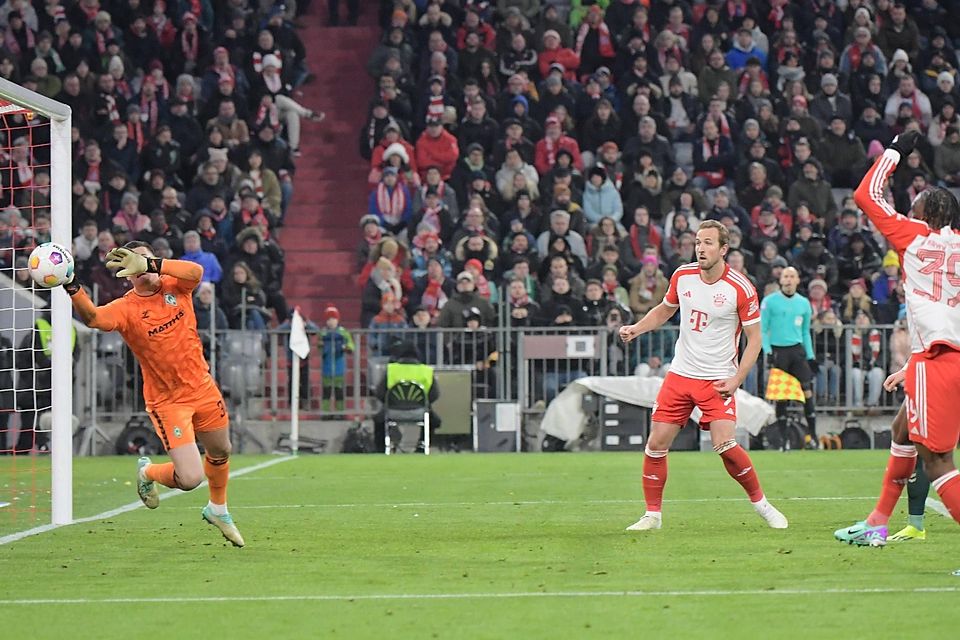 Mit zum Teil überragenden Paraden hielt Torhüter Michael Zetterer die Null beim FC Bayern fest und war damit ein ganz wichtiger Baustein für den ersten Bremer Erfolg nach zuvor 28 Partien ohne Sieg gegen den Rekordmeister.