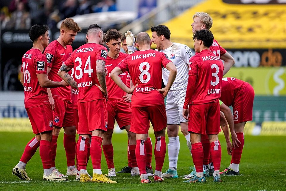 Die SpVgg Unterhaching muss gegen den SV Sandhausen eine empfindliche Niederlage hinnehmen. Dennoch ist noch alles drin im Kampf um die ersten Plätze.
