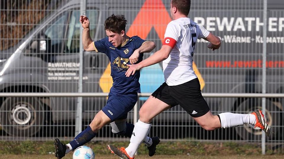 Jason Wins, hier gegen Neustadts Fabian Thiel, dreht mit dem VfL Michelstadt das Spitzenspiel gegen Hummetroth. (Archiv)	Foto: Joaquim Ferreira