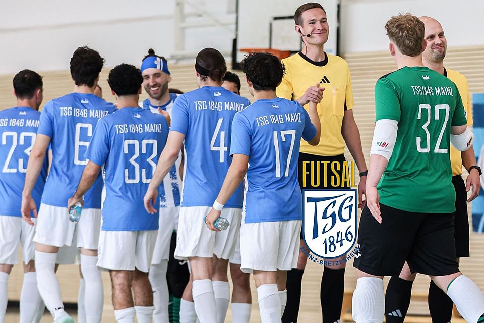 Die Futsaler der TSG 1846 Mainz (in blau-weißen Trikots) begrüßten vor dem letzten Spiel der Relegation nicht nur die Schiedsrichter, sondern auch den Gegner YB Balkan Pfarrkirchen.