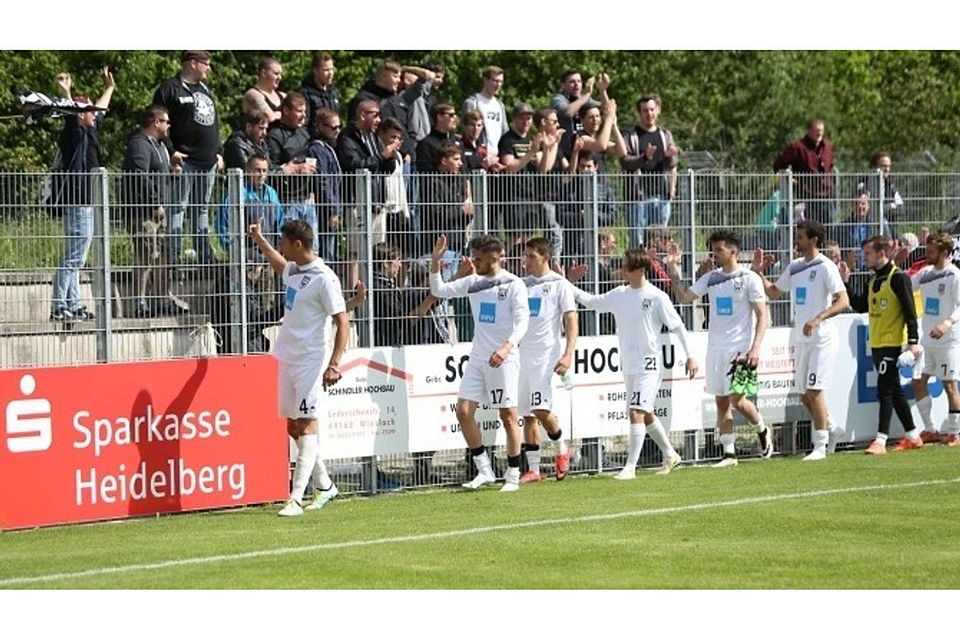 Abschied von den eigenen Anhängern: Der SSV Ulm 1846 Fußball geht mit einer Niederlage in Walldorf aus der Spielzeit 2016/17.