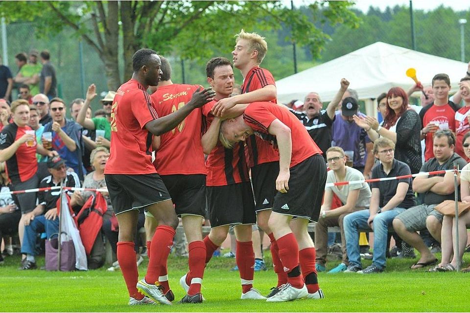 Alex Starkl lässt sich für seinen Doppelpack für den "Sturm" im Relegationsspiel gegen den SV Hebertsfelden feiern.