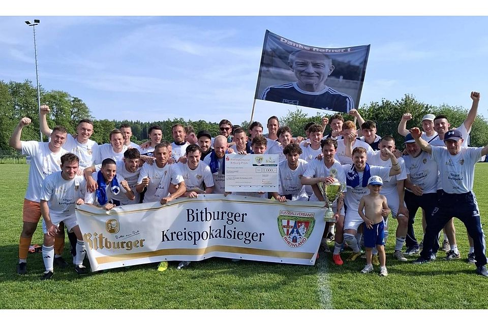 Mit einem großen „Danke, Rainer!“-Plakat hatten die Fans und Spieler der SG Mettendorf/Utscheid dem scheidenden Trainer Rainer Müller (ganz rechts) bereits vor dem Spiel gehuldigt. Gemeinsam wurde nach dem gewonnenen Finale kräftig gefeiert.