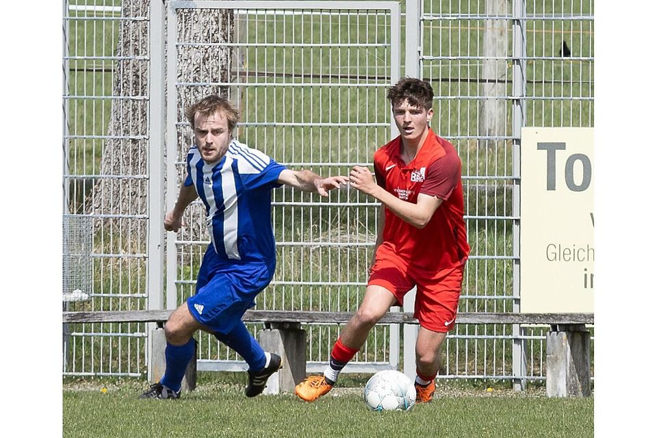 Ein rassiges A-Klassen-Derby lieferten sich der FSV Höhenrain II (l. Maximilian Loth) und der MTV Berg II (r. Patrick Bartsch).