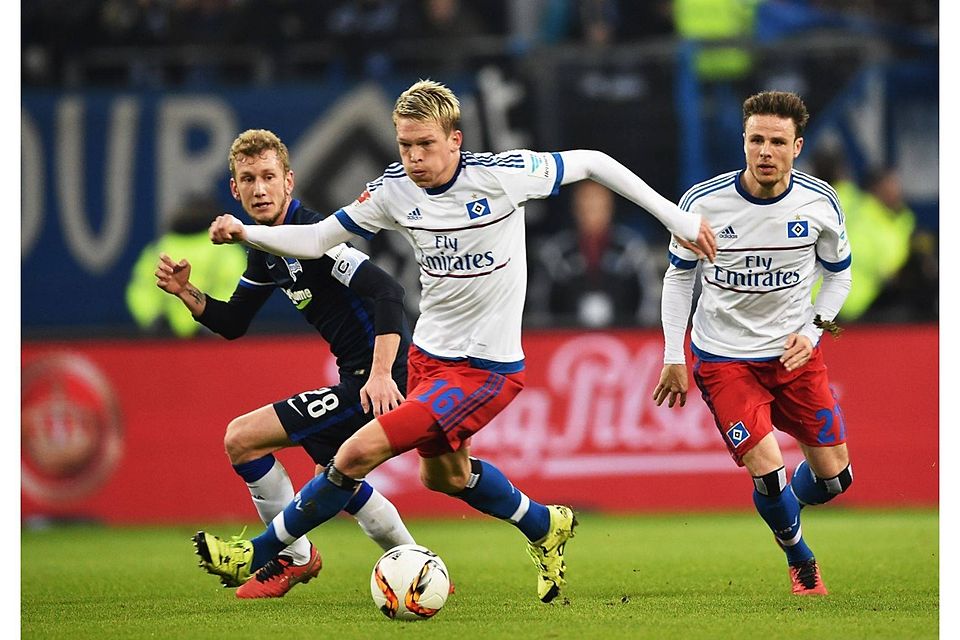 Artjoms Rudnevs (Mitte) vom Hamburger SV steht offenbar kurz vor dem Wechsel zum SV Darmstadt 98. F: Images