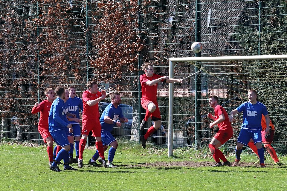 Schulmäßiger Kopfball von Jan-Ole Korn. Doch der Ball verfehlte knapp das Tor der Gäste. Schulmäßiger Kopfball von Jan-Ole Korn. Doch der Ball verfehlte knapp das Tor der Gäste.
