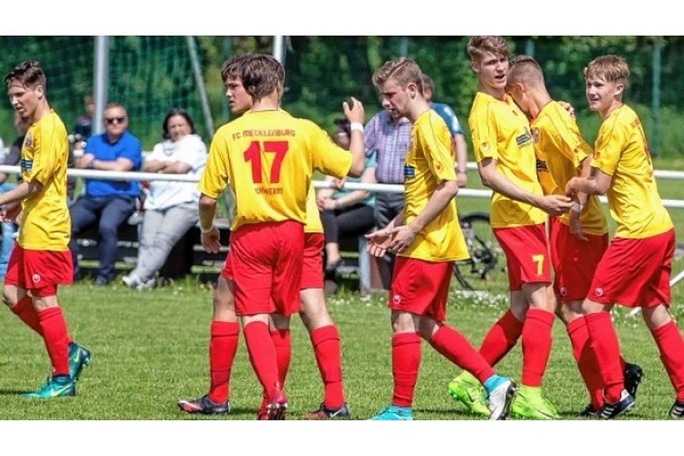 Jubelnde Schweriner B-Junioren gab es in der Rückrunde der Regionalliga häufig zu sehen. Die FCM-Talente erkämpften sich in zwölf Spielen 19 Punkte. Drei weitere sollen am Sonntag gegen Chemnitz folgen, um noch Chancen auf den Klassenerhalt zu haben. Der hängt am Ende auch von der Aufstiegsrelegation zur Jugendbundesliga ab. Danilo Thienelt