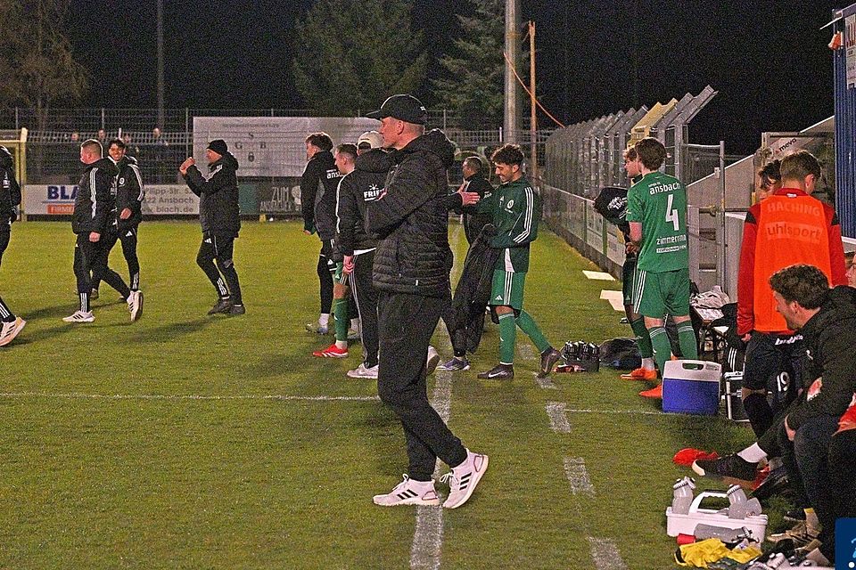 Sven Bender (vorne) musste am Ende mit ansehen, wie sich die Ansbacher diebisch über ihren Coup freuten.