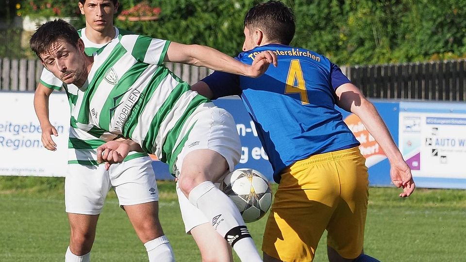 Endlich wieder Live-Fußball in Emmering: Der Kreisligist mit Michael Tuscher (vorne) und Thomas Leykam (hinten) eröffnete seine Testspielreihe mit einem Unentschieden gegen Peterskirchen.