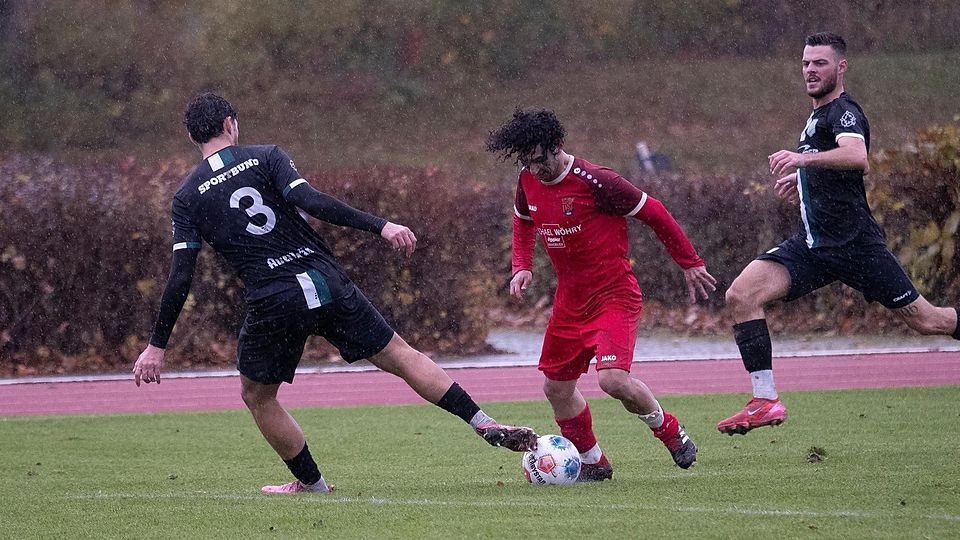 Die tollen Dribblings von (rot) Yazar Taskin wurden zu selten in Zornedinger Torgefahr verwandelt. Es setzte ein 0:1.