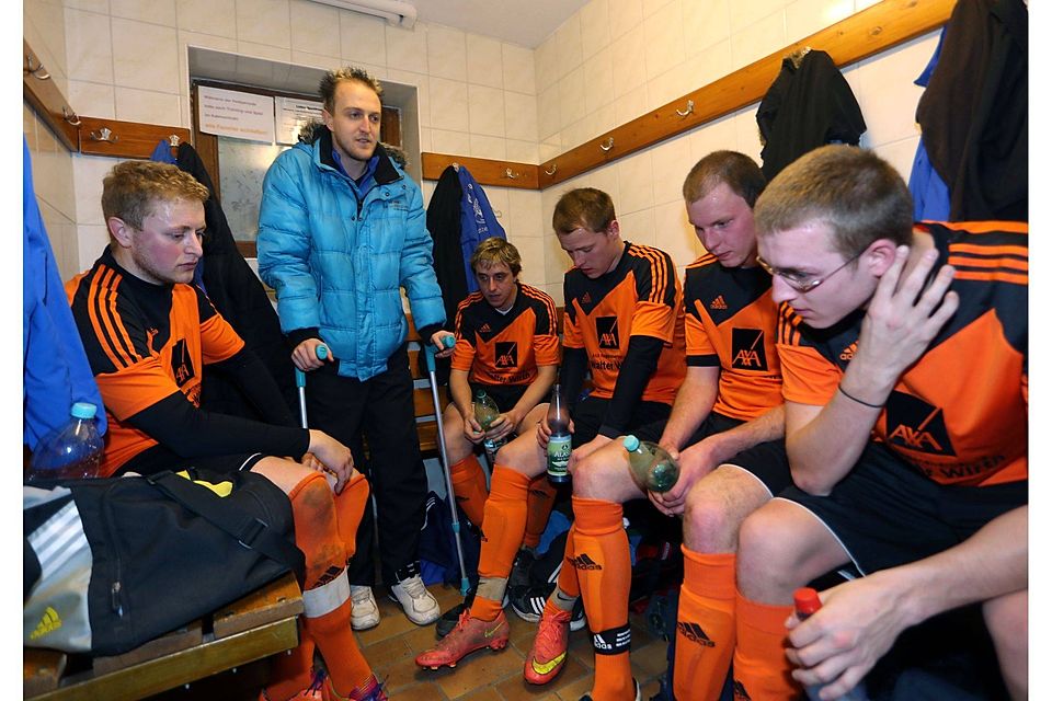 "So geht das nicht weiter. Die lachen uns alle aus": Daniel Weber (mit Krücken) und sein Bruder Andreas (4.v.r.) sind Brüder. Daniel ist zudem der Trainer, Andreas der Co-Trainer beim VfR Moorenbrunn. Foto: Roland Fengler