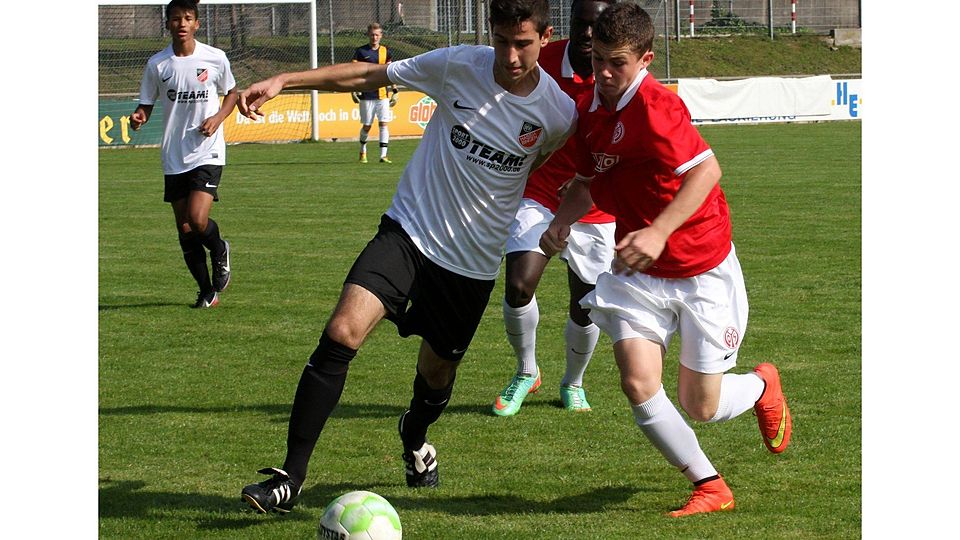 Ein Wiedersehen im Pokal: Serkan Ceyhan (links) trifft am Mittwochabend im Verbandspokal auf Nik Rosenbaum (Mainz 05, Ex-Hassiate). Das Bild entstand vor zwei Jahren im Duell der Regionalliga-B-Junioren und endete 2:0 für Mainz.