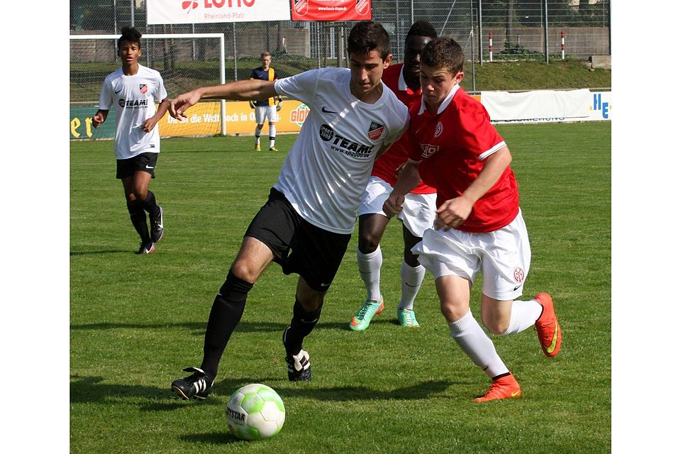 Ein Wiedersehen im Pokal: Serkan Ceyhan (links) trifft am Mittwochabend im Verbandspokal auf Nik Rosenbaum (Mainz 05, Ex-Hassiate). Das Bild entstand vor zwei Jahren im Duell der Regionalliga-B-Junioren und endete 2:0 für Mainz.