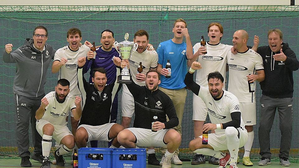 Die SpVgg Stadtamhof durfte den Siegerpokal in die Höhe recken.