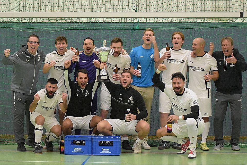 Die SpVgg Stadtamhof durfte den Siegerpokal in die Höhe recken.