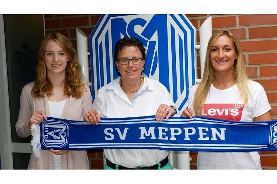 Für die Zweitliga-Fußballerinnen des SV Meppen spielen künftig Thea Fullenkamp und Jalila Dalaf. Maria Reisinger begrüßte sie. Foto: Mentrup
