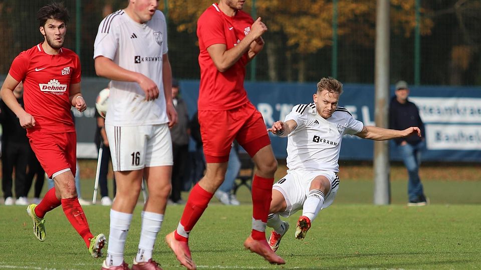 Der Unglücksmoment: Beim Torschuss hat sich DJK-Stürmer Luca Faganello (re.) ohne gegnerische Einwirkung die Kniescheibe gebrochen.