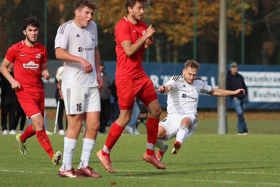 Der Unglücksmoment: Beim Torschuss hat sich DJK-Stürmer Luca Faganello (re.) ohne gegnerische Einwirkung die Kniescheibe gebrochen.