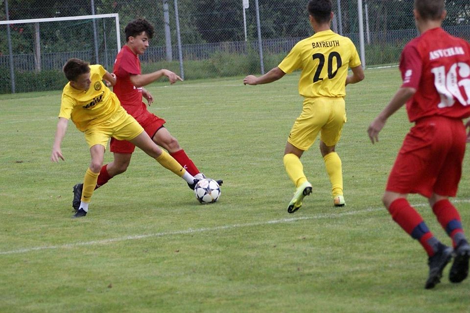 ASV-Kapitän Simon Meindl (2.v.l.) erzielte das 3:0 gegen die U17 der SpVgg Bayreuth.
