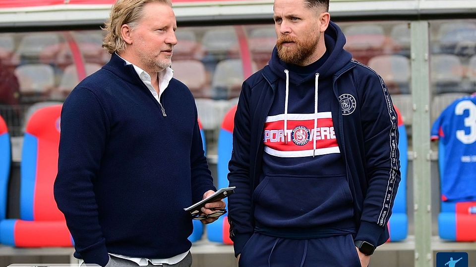Stephan Küsters (l.) und Mike Wunderlich im Austausch. 