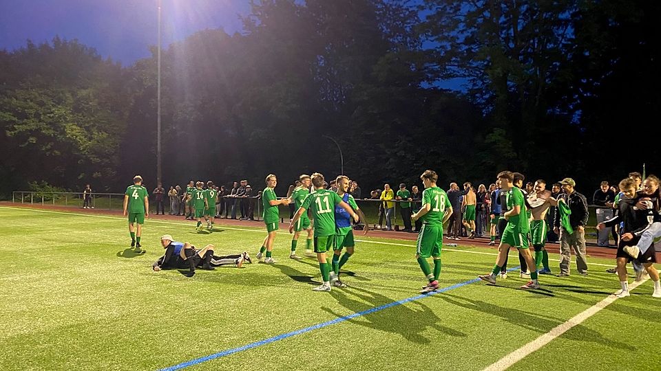Entscheidung unter Flutlicht: Nach Abpfiff der 120-minütigen Begegnung durften sich die Spieler des SV Ober-Olm II vor ihren Anhängern feiern lassen. 