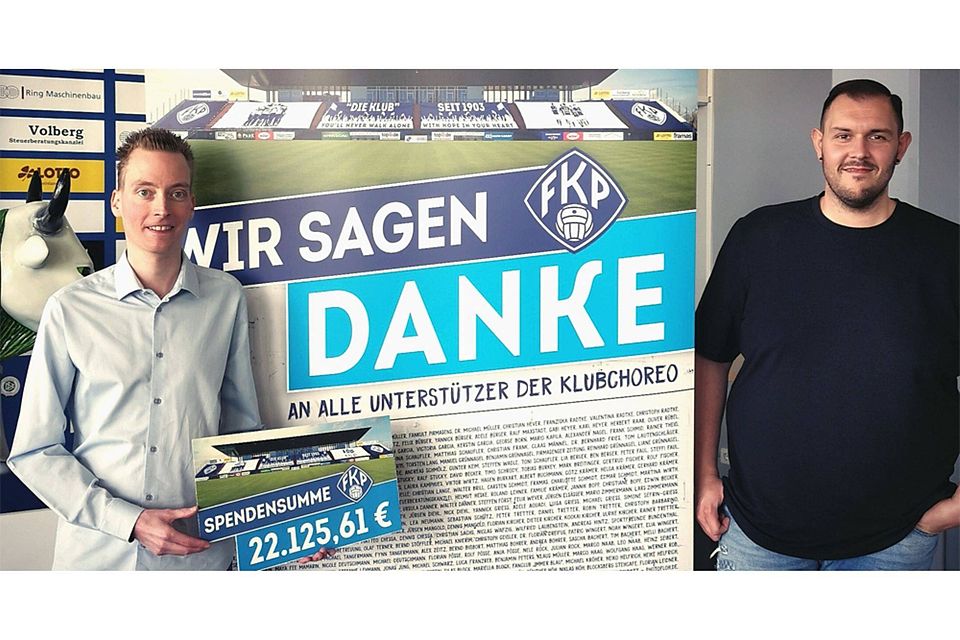 Organisator Thorsten Eschmann (links) und Grafiker Adrian Felger vor der neuen Supporters-Wall. Auf dem Foto fehlt Organisator Marius Käfer. 22.000 Euro kamen für den FKP zusammen.