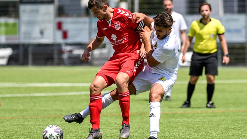 In der letztjährigen Vorbereitung traf Batuhan Sevinc (rechts, gegen Daniel Briegel) mit den Old Boys auf den FV Lörrach-Brombach - ab diesen Sommer der neue Club des Innenverteidigers. | Foto: Gerd Gründl